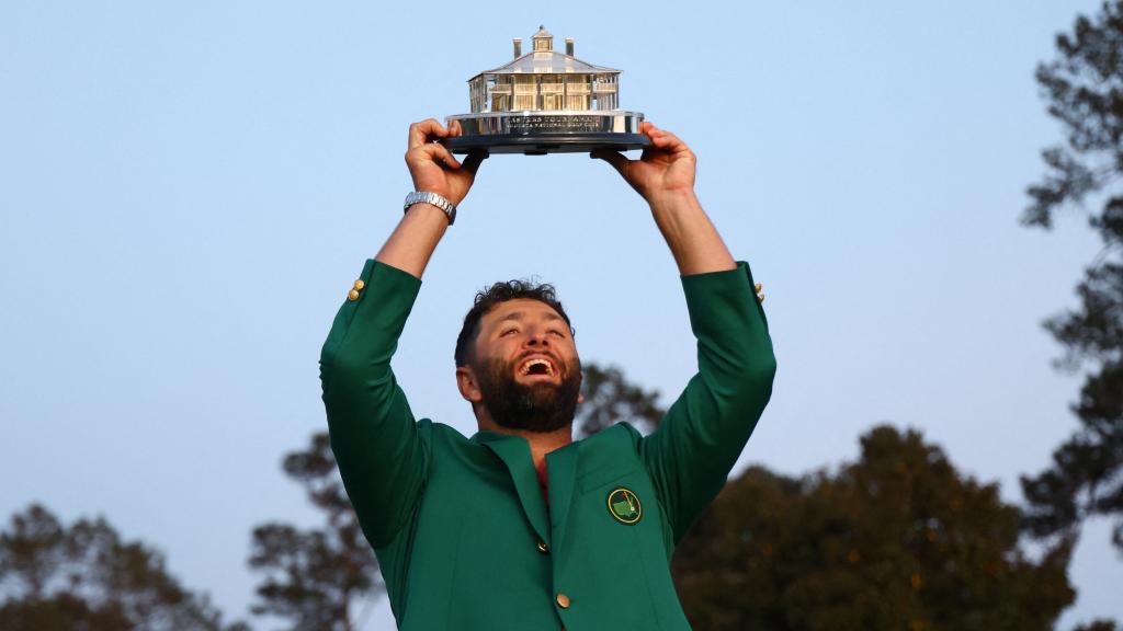 El golfista vasco Jon Rahm con la Chaqueta Verde tras ganar el Masters de Augusta en 2023.