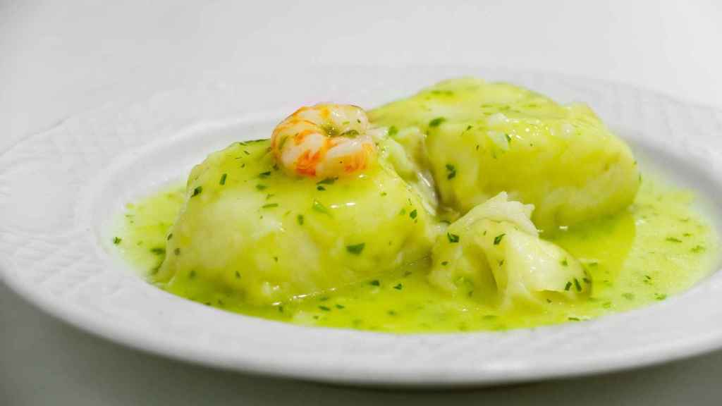 El truco del chef José Andrés para preparar una merluza en salsa verde única y de escándalo