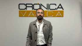 Denis Itxaso en la redacción de Crónica Vasca.