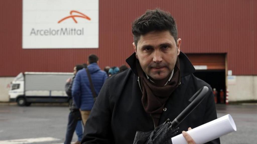 El alcalde de Zumárraga, Mikel Serrano, con la fábrica de ArcelorMittal de fondo.