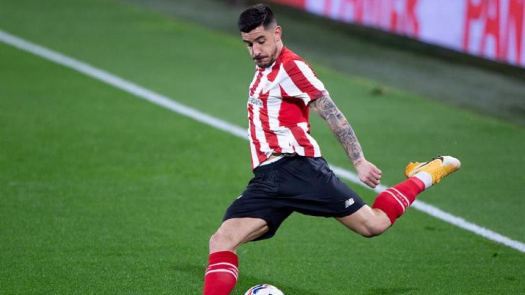 Yuri Berchiche golpea al balón durante un encuentro liguero con el Athletic Club.