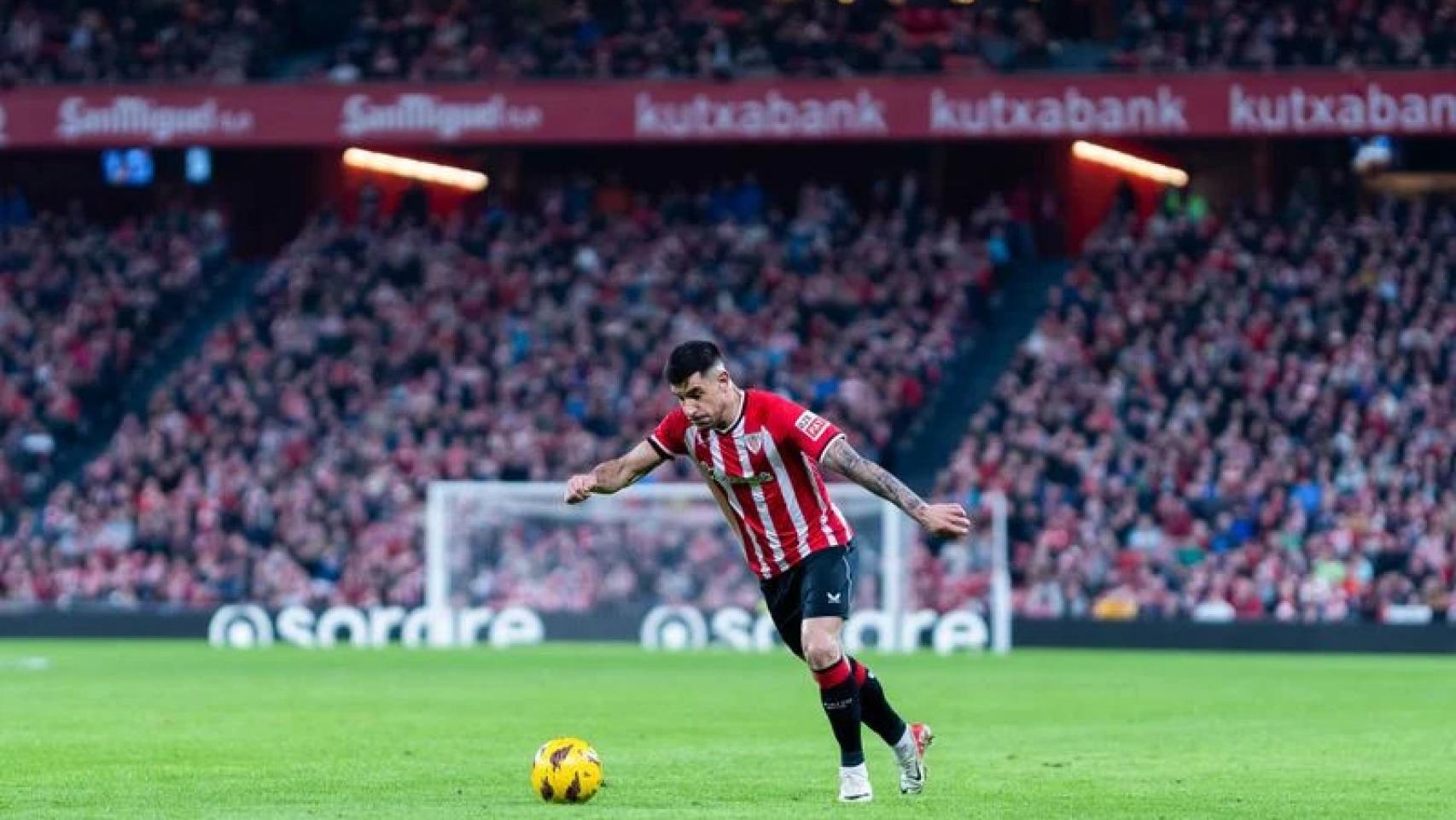 Yuri Berchiche golpea al balón durante un encuentro liguero con el Athletic Club.