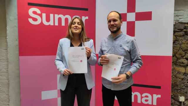 La candidata de Sumar, Alba García, y el representante de EZker Anitza-IU, Iñigo Martínez / Sumar