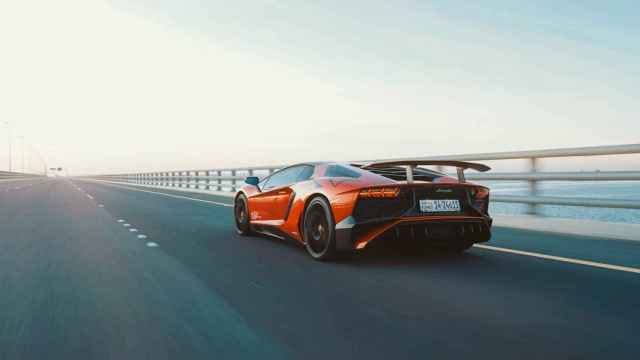 Un Lamborghini Aventator circula por una autopista
