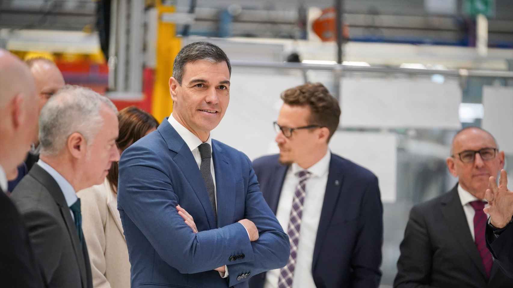El presidente del Gobierno, Pedro Sánchez, durante su visita a la planta de Mercedes Vitoria/Europa Press