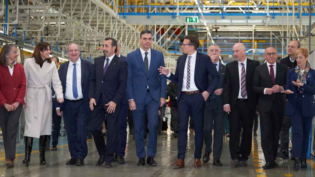El presidente del Gobierno, Pedro Sánchez, y el lehendakari, Iñigo Urkullu, en su visita a la planta de Mercedes-Benz Vitoria junto al director de la planta de Vitoria, Bernd Krottmayer