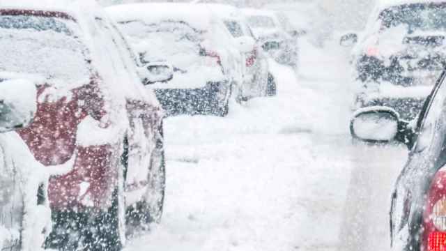 Coches cubiertos de nieve.