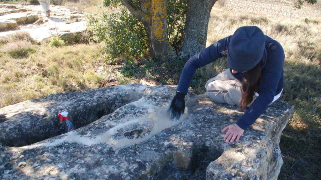 Una arqueóloga en la restauración de sepulturas en la necrópolis de Santa Eulalia (Navaridas).