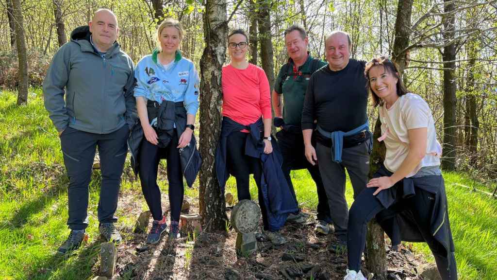 Andoni Ortuzar, Bingen Zupiria, Mireia Zarate, Elixabete Etxanobe y otros cargos del PNV en el monte Bizkargi este sábado.