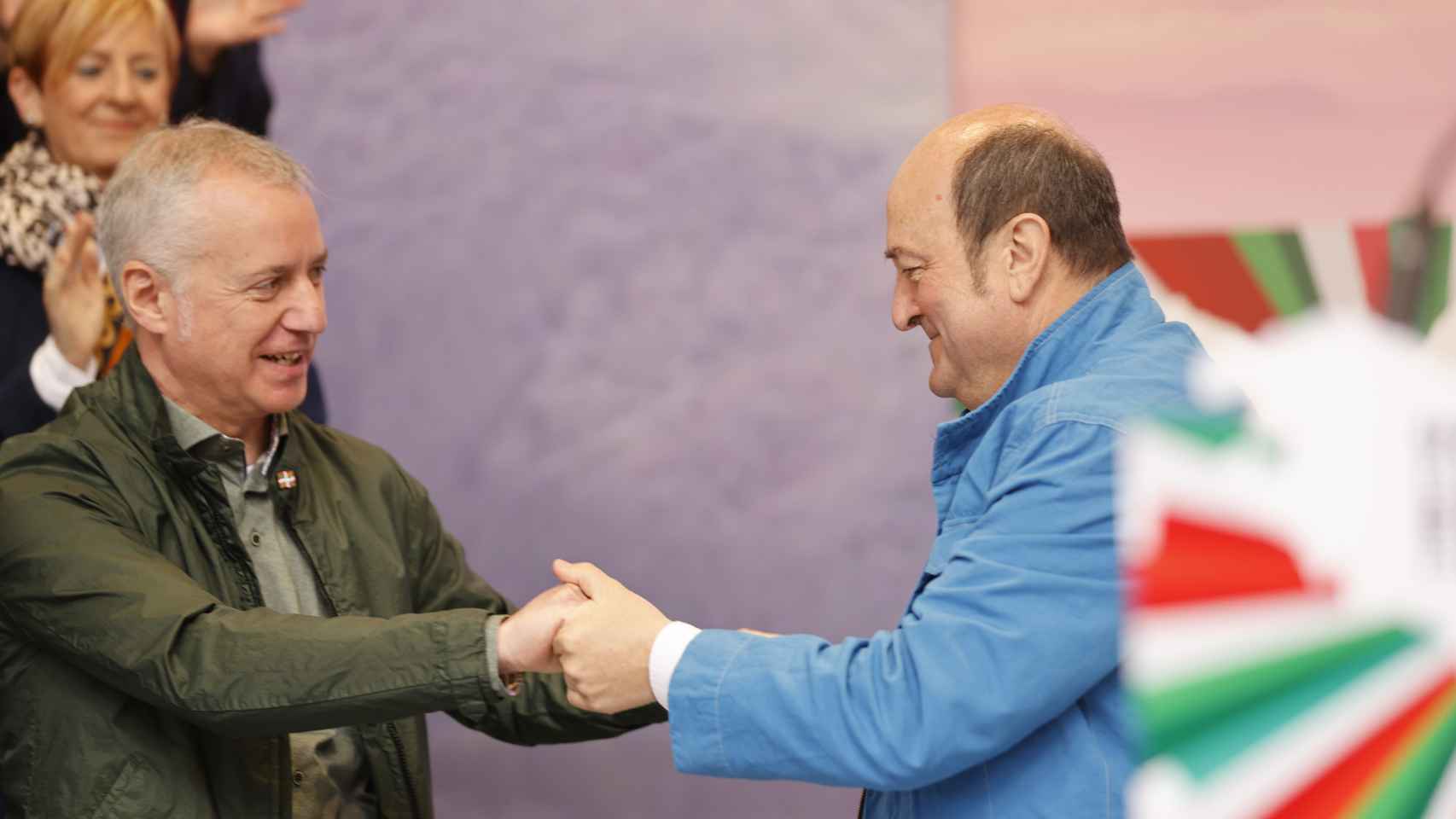 Andoni Ortuzar saluda a Iñigo Urkullu con un apretón de manos.