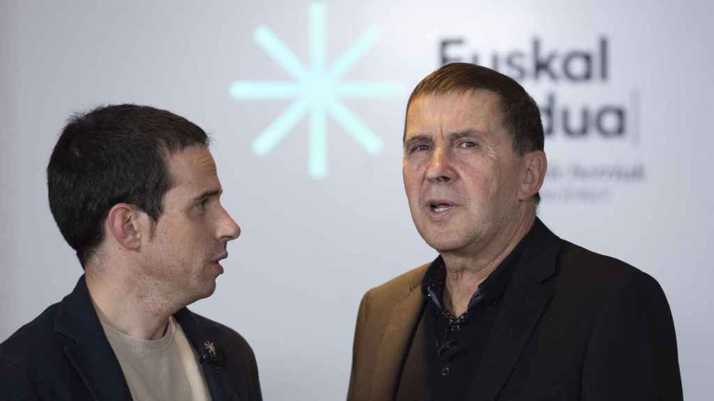 El candidato a lehendakari de EH Bildu, Pello Otxandiano, junto al coordinador general de la coalición, Arnaldo Otegi / JAVIER ETXEZARRETA - EFE