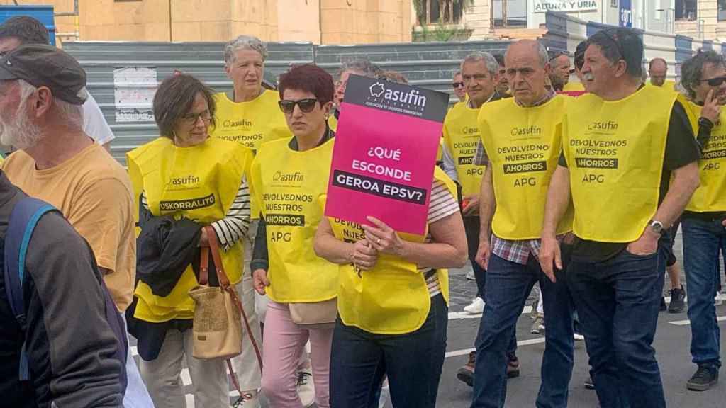 Manifestación de la plataforma Afectados por Geroa, la EPSV del metal de Gipuzkoa / X