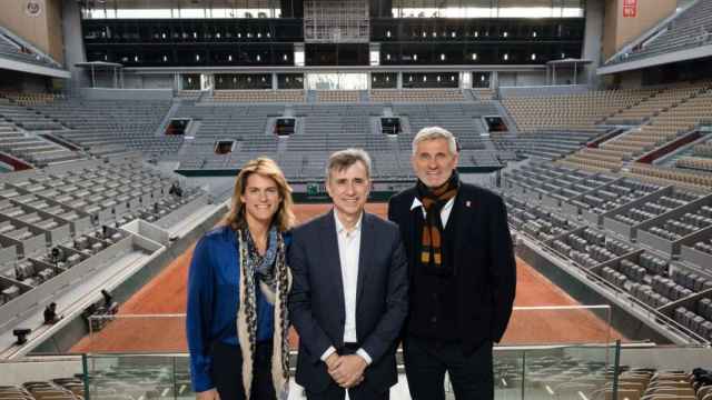 Amélie Mauresmo, firectora del Roland-Garros; Juan Naya, CEO de ISDIN ,y el presidente de la Federación Francesa de Tenis, Gilles Moretton, en la pista central del Roland-Garros Philippe-Chatrier