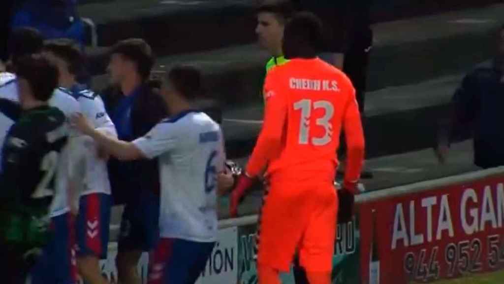 Momento de la discusión entre el portero del Rayo Majadahonda, el senegalés Saar, y aficionados del Sestao River.