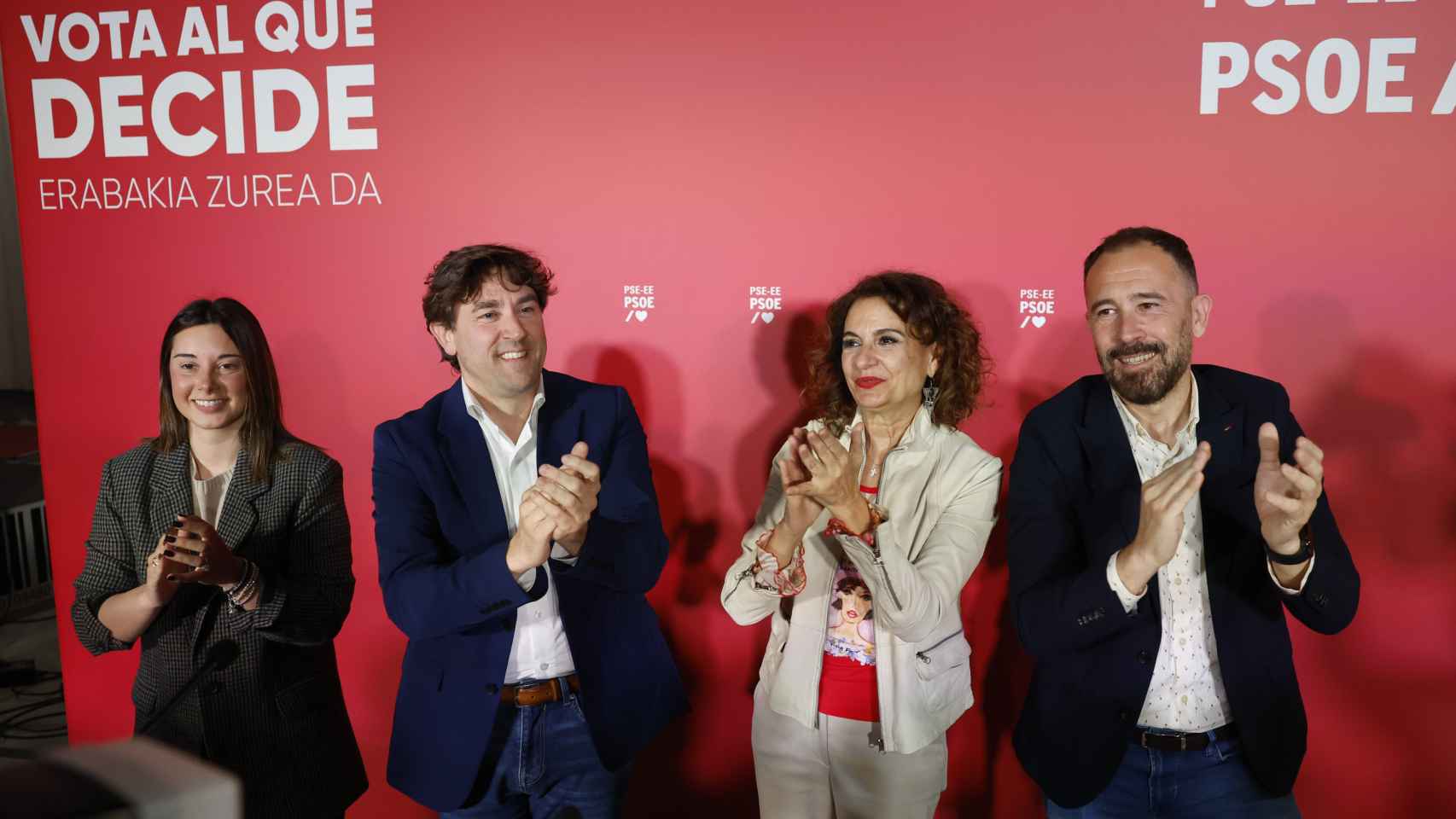 La vicesecretaria general del PSOE y vicepresidenta primera del Gobierno, María Jesús Montero (2d), y el candidato a lehendakari, Eneko Andueza (2i), han participado este jueves en Bilbao en un acto de apertura de la campaña electoral del PSE-EE