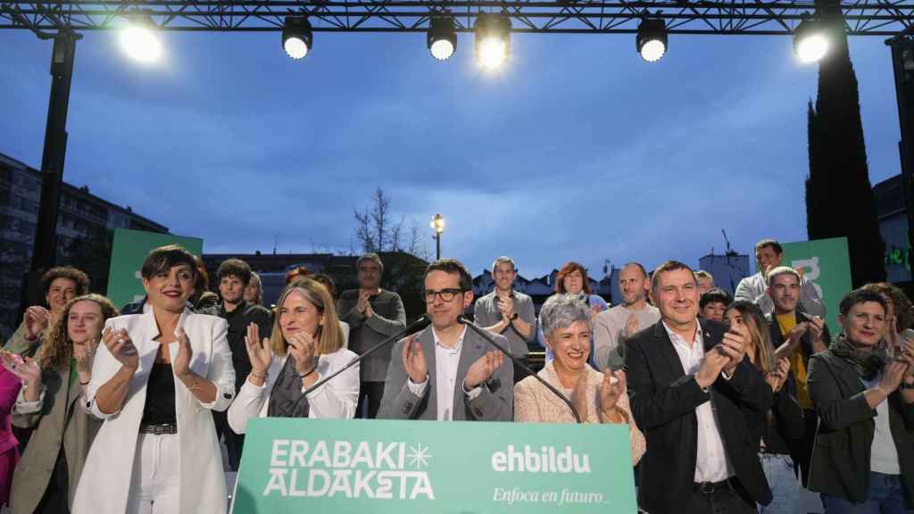 Inicio de campaña de Bildu, con Pello Otxandiano, Arnaldo Otegi y otros cargos de EH Bildu en Vitoria.