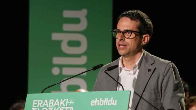 El candidato de EH Bildu, Pello Ochandiano, interviene durante el acto de inicio de campaña de las elecciones vascas de la formación, este jueves en Vitoria. EFE/ADRIAN RUIZ HIERRO