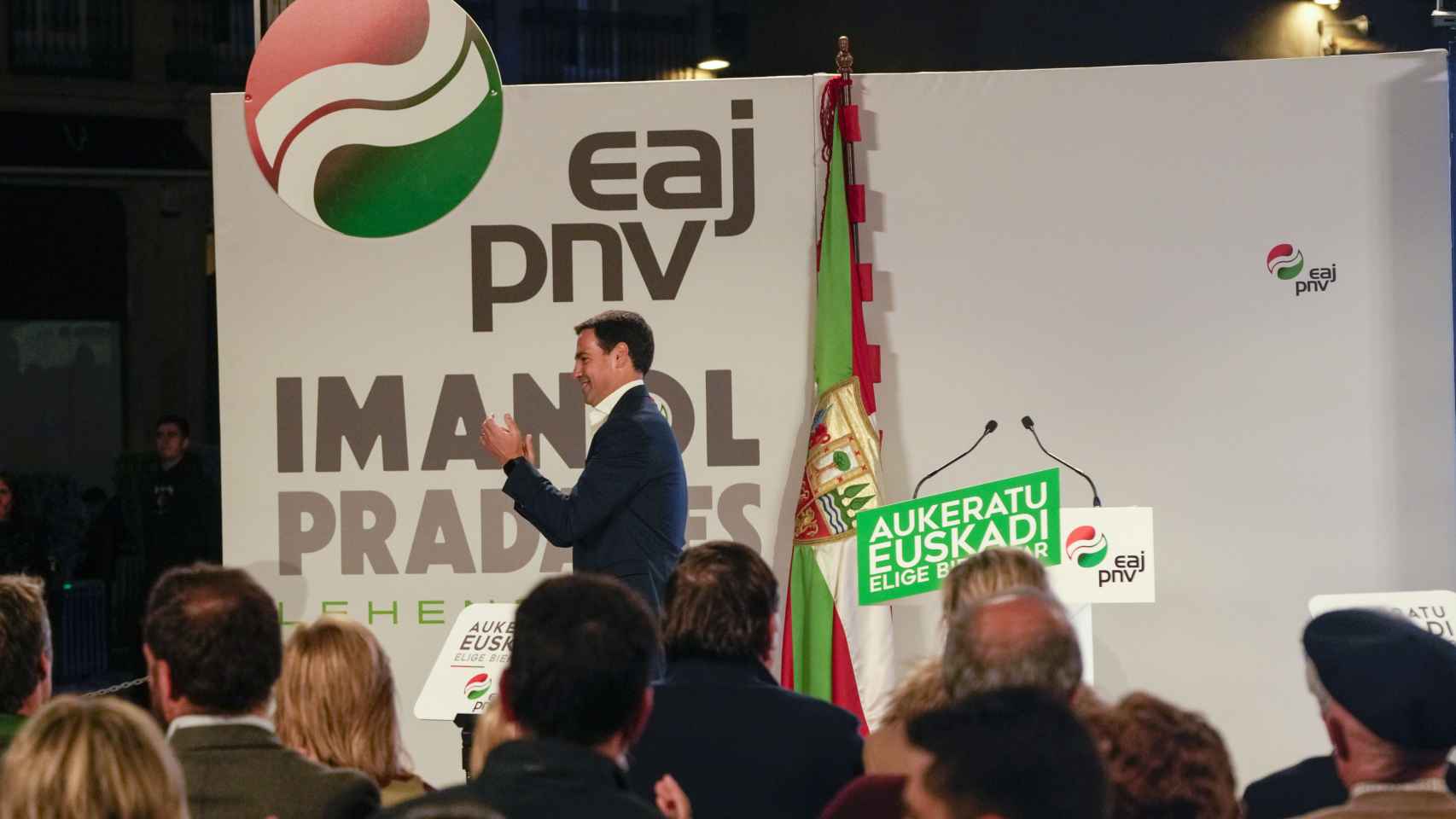 El candidato a lehendakari del PNV, Imanol Pradales, interviene en el acto de inicio de campaña celebrado este jueves en la plaza de la Virgen Blanca de Vitoria. EFE/ADRIAN RUIZ HIERRO