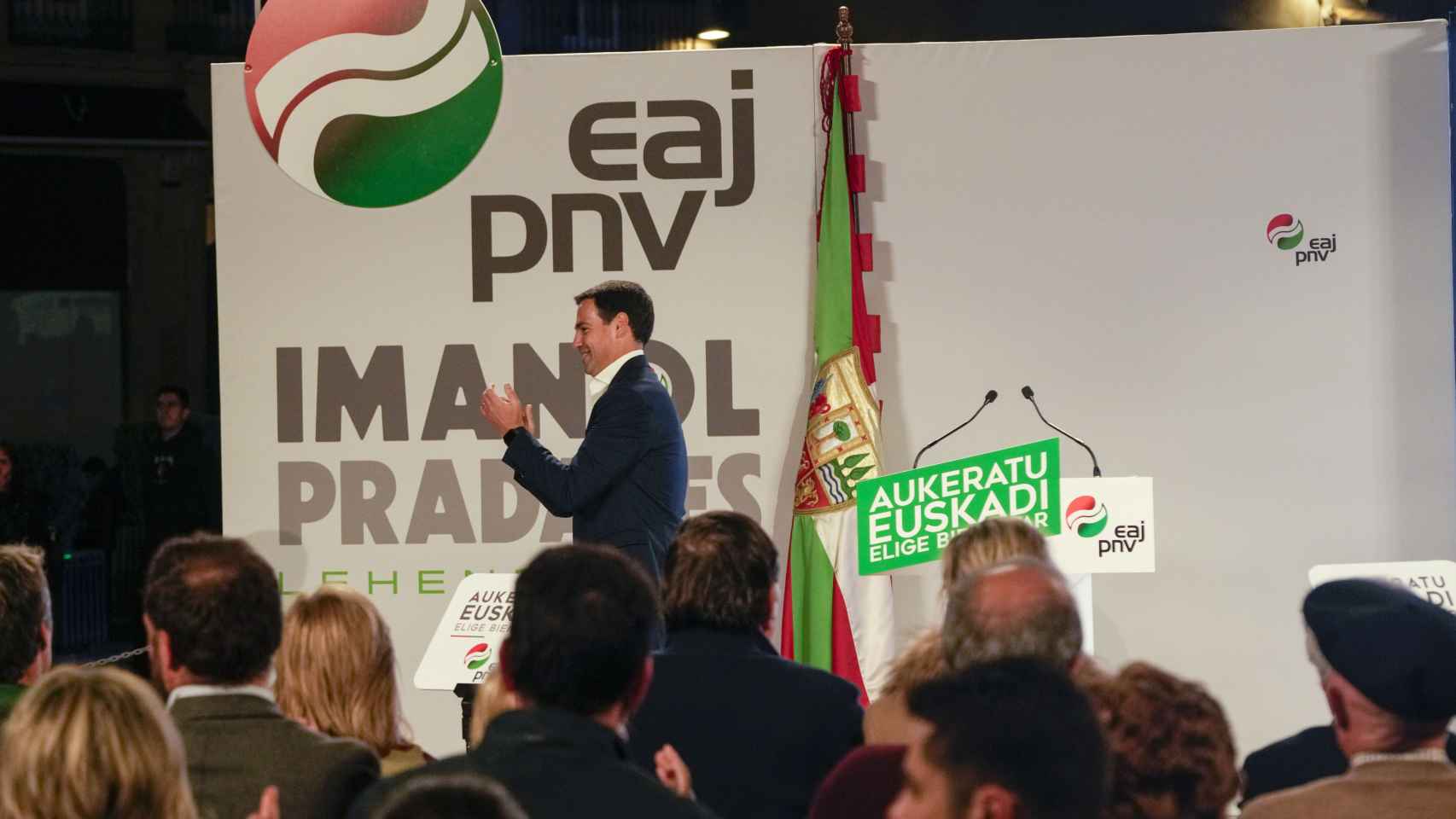 El candidato a lehendakari del PNV, Imanol Pradales, interviene en el acto de inicio de campaña celebrado este jueves en la plaza de la Virgen Blanca de Vitoria. EFE/ADRIAN RUIZ HIERRO