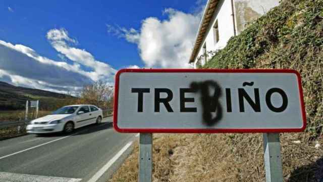 La señal de entrada al municipio con una 'B' pintada, como sería en euskera/EFE