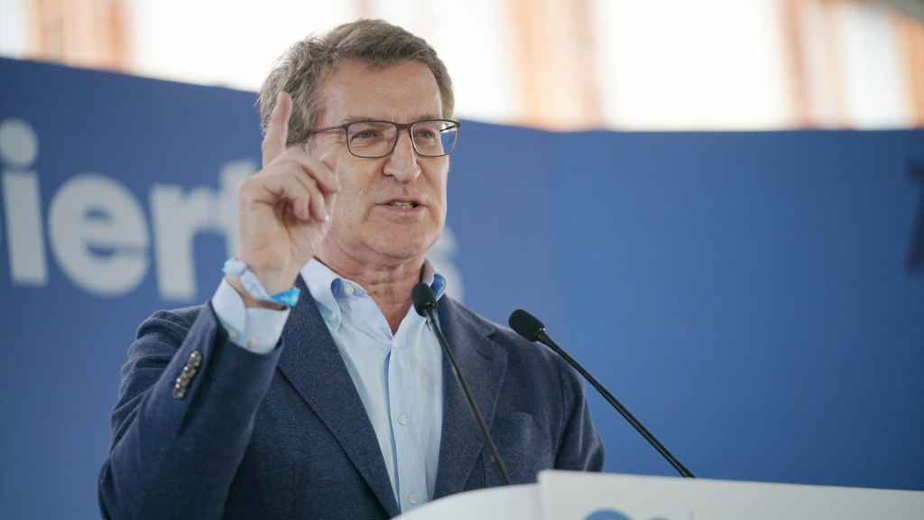 El líder del PP, Alberto Núñez Feijóo, interviene durante el acto de campaña de su partido, en la Plaza de España