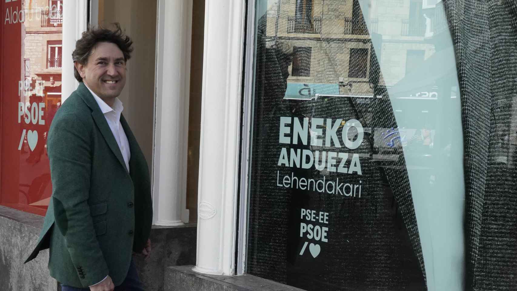 El candidato a lehendakari del PSE-EE, Eneko Andueza, junto a la sede a pie de calle de su partido en Vitoria / Paulino Oribe