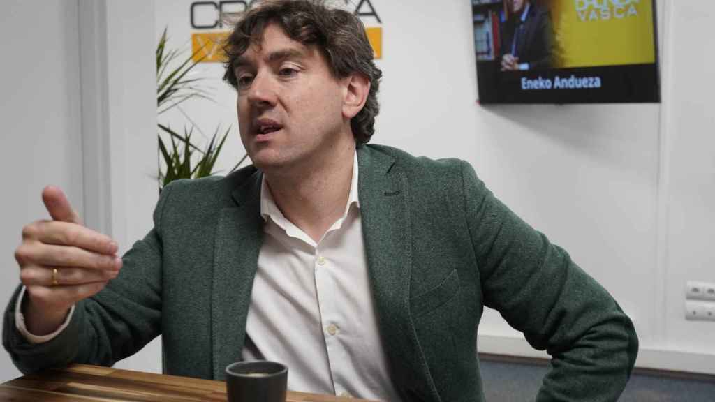 Eneko Andueza, candidato del PSE-EE a lehendakari, en la redacción de Crónica Vasca / Paulino Oribe