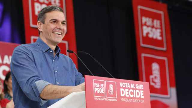 El presidente del Gobierno, Pedro Sánchez, apoya en el acto electoral al candidato a lehendakari del PSE, Eneko Andueza