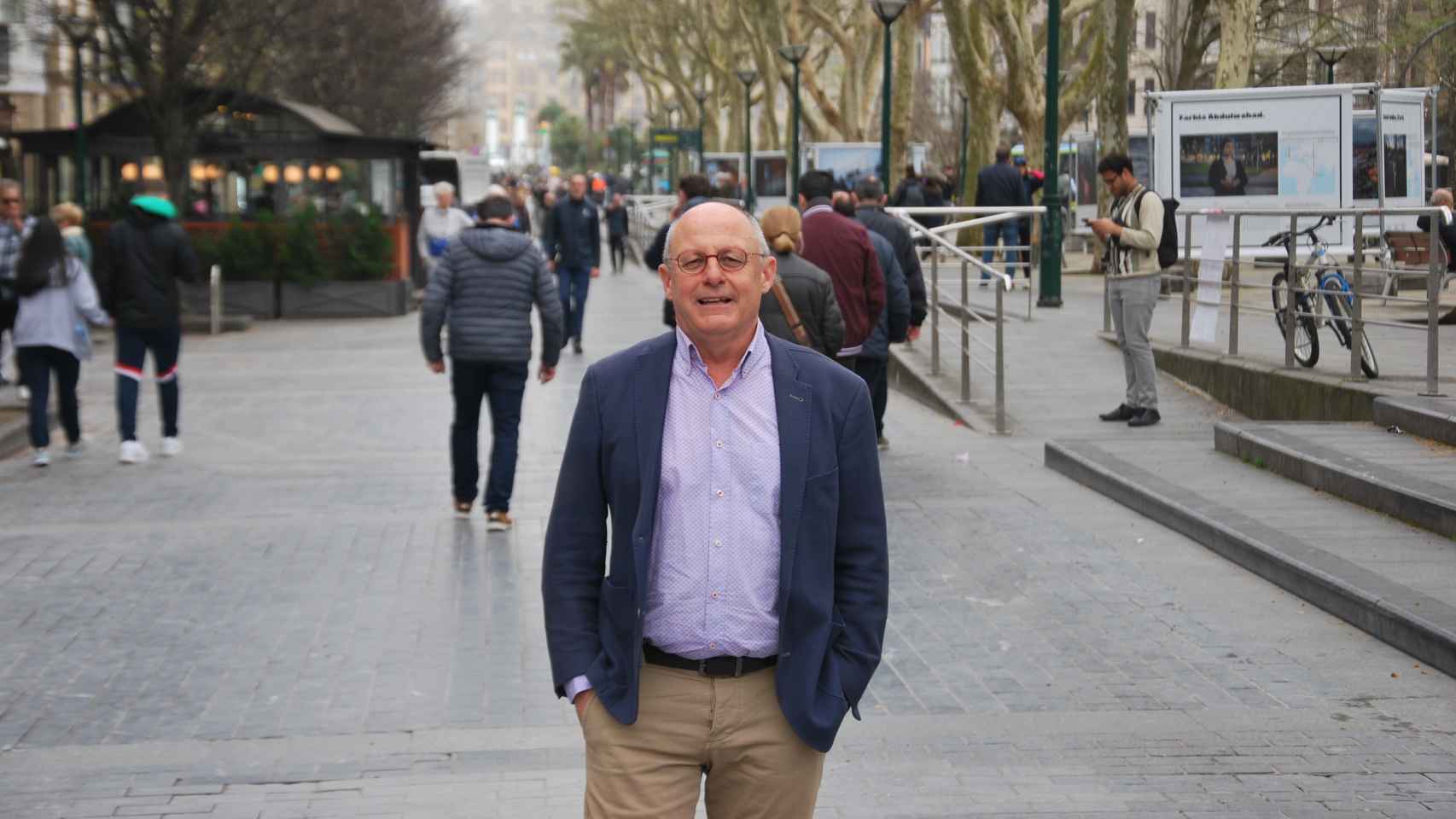 Juan Carlos Izagirre posa para Crónica Vasca en la Alameda del Boulevard de Donostia.