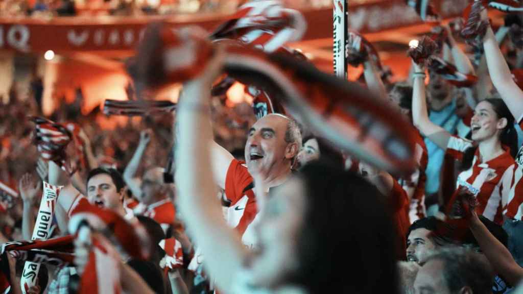 La afición celebra la Copa conquistada en La Cartuja.