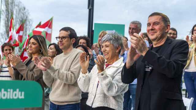El coordinador de EH Bildu, Arnaldo Otegi (d), junto al candidato a lehendakari, Pello Otxandiano (i), durante un acto de campaña en Getxo / EH Bildu