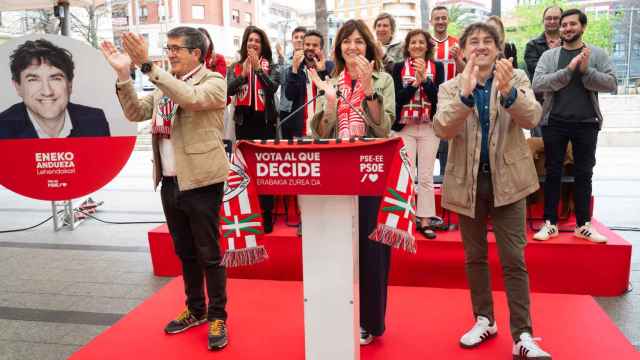 El exlehendakari, Patxi López, la vicelehendakari, Idoia Mendia, y el candidato del PSE-EE, Eneko Andueza, en un acto de campaña celebrando la victoria del Athletic en la Copa del Rey / PSE-EE