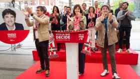 El exlehendakari, Patxi López, la vicelehendakari, Idoia Mendia, y el candidato del PSE-EE, Eneko Andueza, en un acto de campaña celebrando la victoria del Athletic en la Copa del Rey / PSE-EE