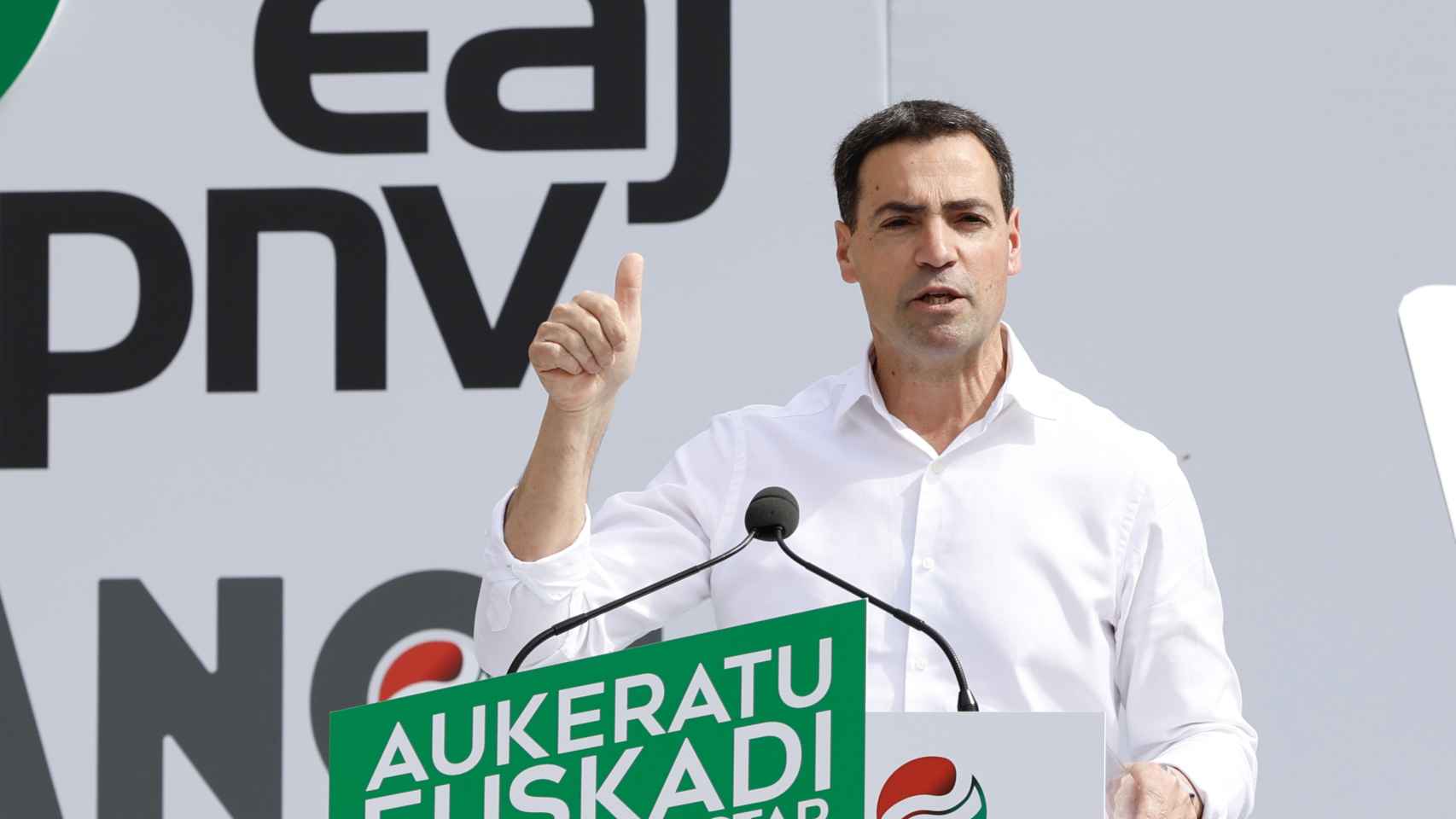 El candidato a lehendakari del PNV, Imanol Pradales participa en un mitin electoral hoy sábado en en Azkoitia(Guipúzcoa) / Javi Colmenero  - EFE