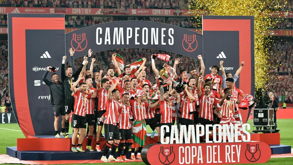 El Athletic Club celebra la Copa del Rey conquistada en Sevilla.