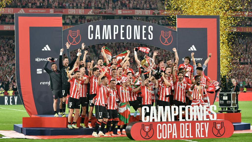 El Athletic Club celebra la Copa del Rey conquistada en 2024 en Sevilla.