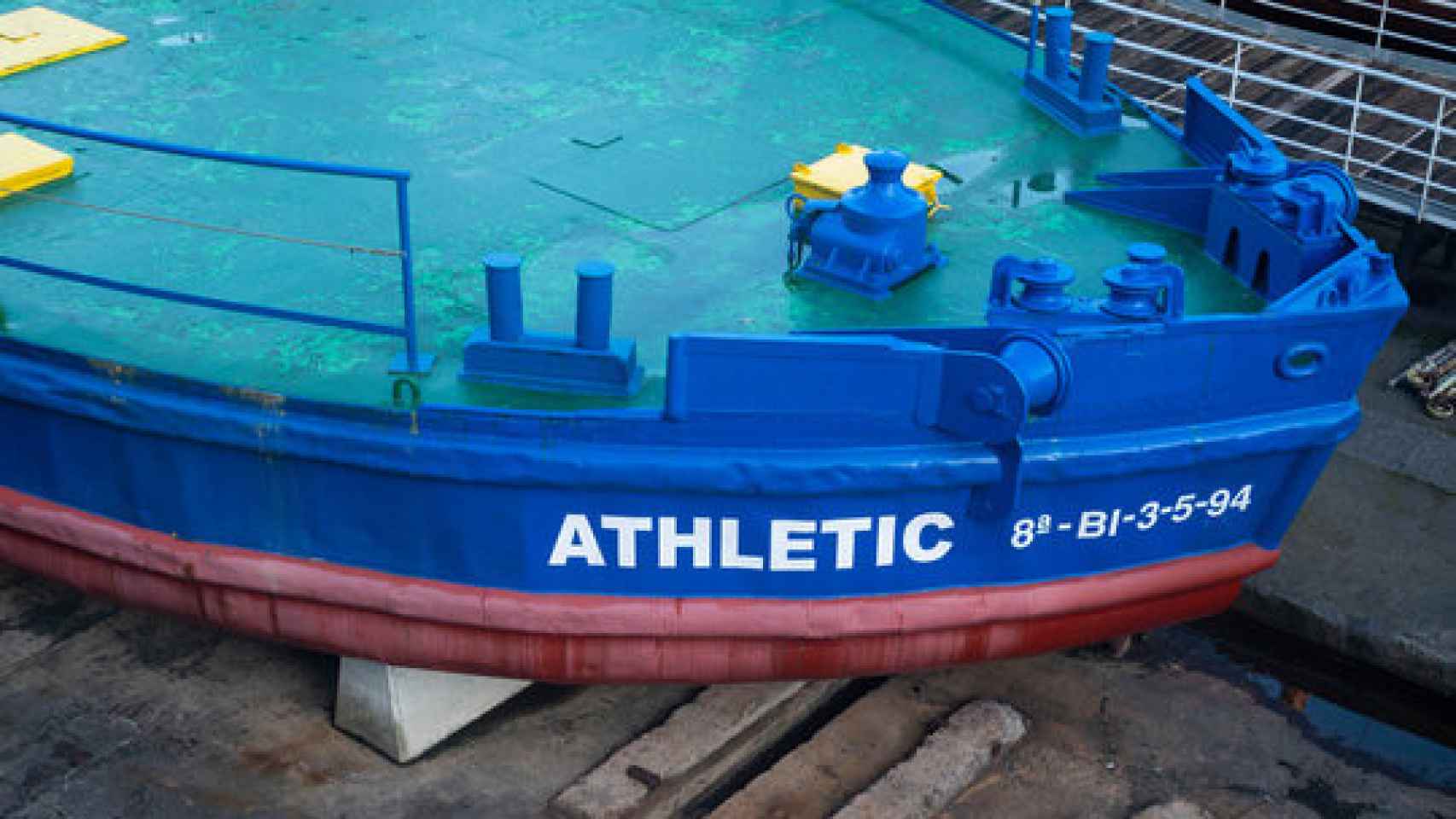 La gabarra del Athletic Club, en el muelle Olabeaga (Bilbao).