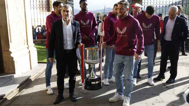 El Athletic, este martes, con la Copa del Rey en la Casa de Juntas de Bizkaia, en Gernika / MIGUEL TOÑA - EFE