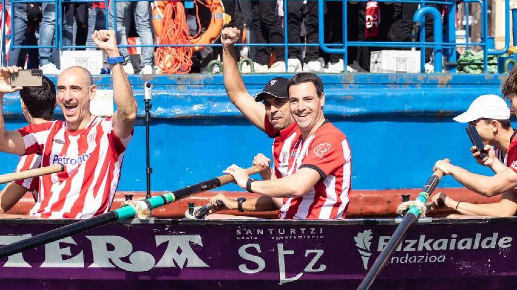 El candidato a lehendakari del PNV, Imanol Pradales, escoltando a la gabarra en la celebración del Athletic / PNV