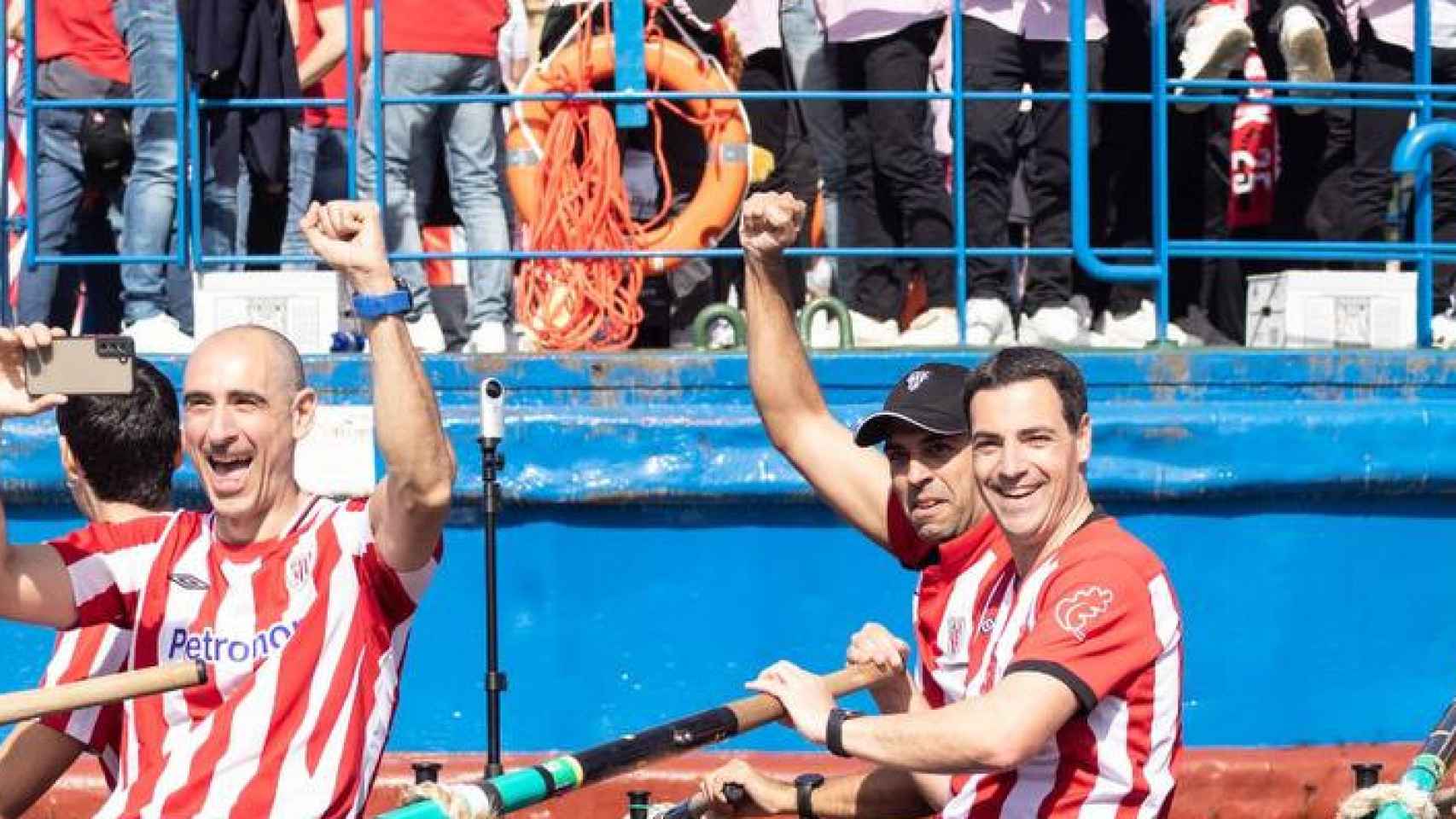 El candidato a lehendakari del PNV, Imanol Pradales, escoltando a la gabarra en la celebración del Athletic / PNV