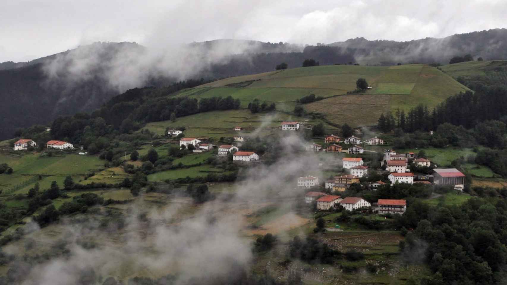 El pueblo con menos habitantes de Gipuzkoa, en medio de la nada.