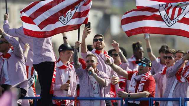 Los jugadores del Athletic celebran la Copa del Rey en la gabarra el 11 de abril de 2024.