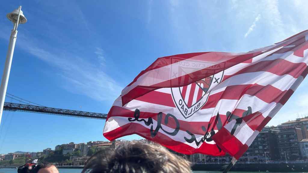 Un fan alza una bandera del Athletic Club en Portugalete.
