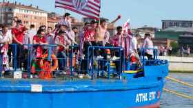 Los jugadores del Athletic Club celebran su Copa del Rey en la gabarra.