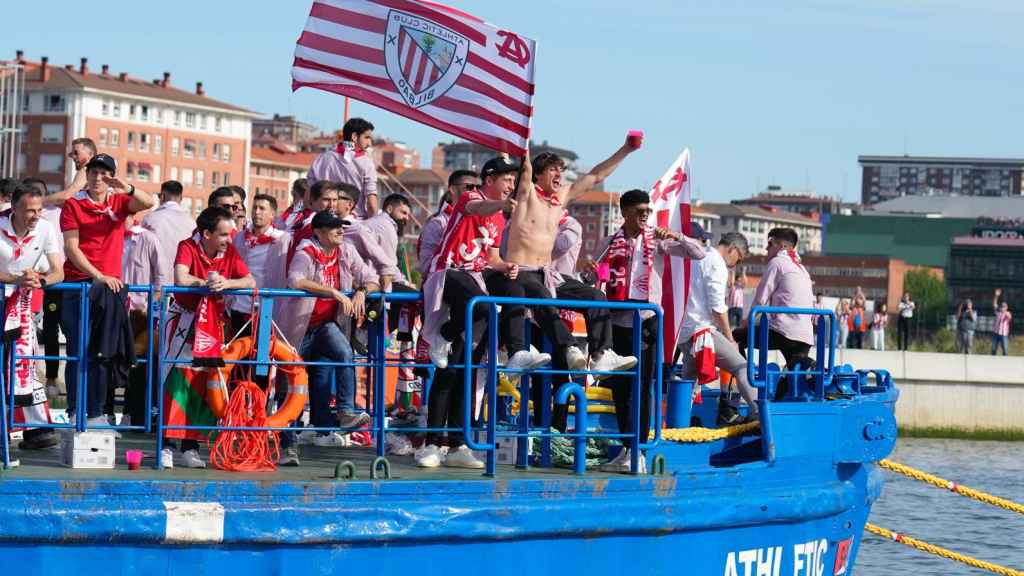Los jugadores del Athletic Club celebran su Copa del Rey en la gabarra.