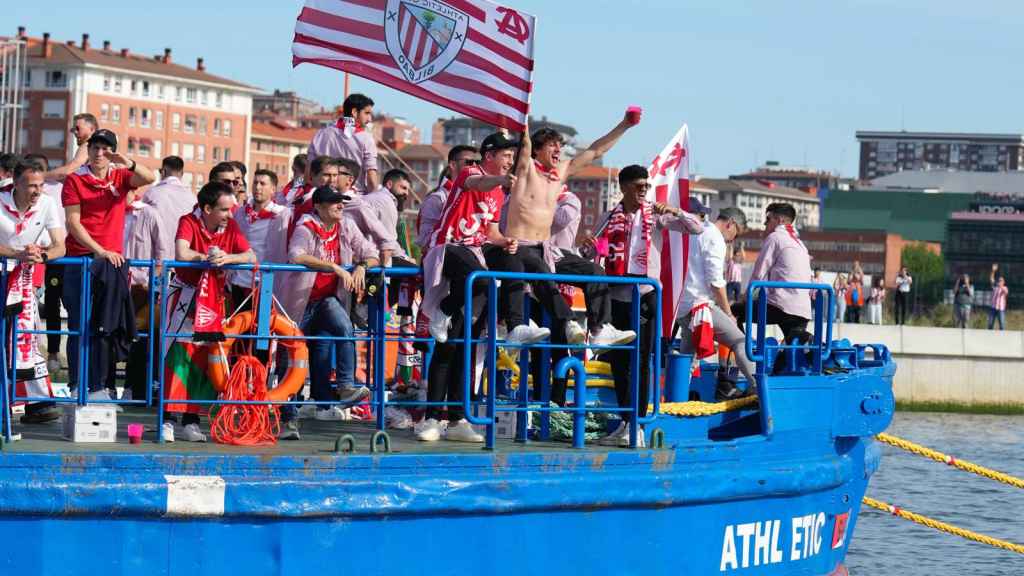 Los jugadores del Athletic Club celebran su Copa del Rey en la gabarra.