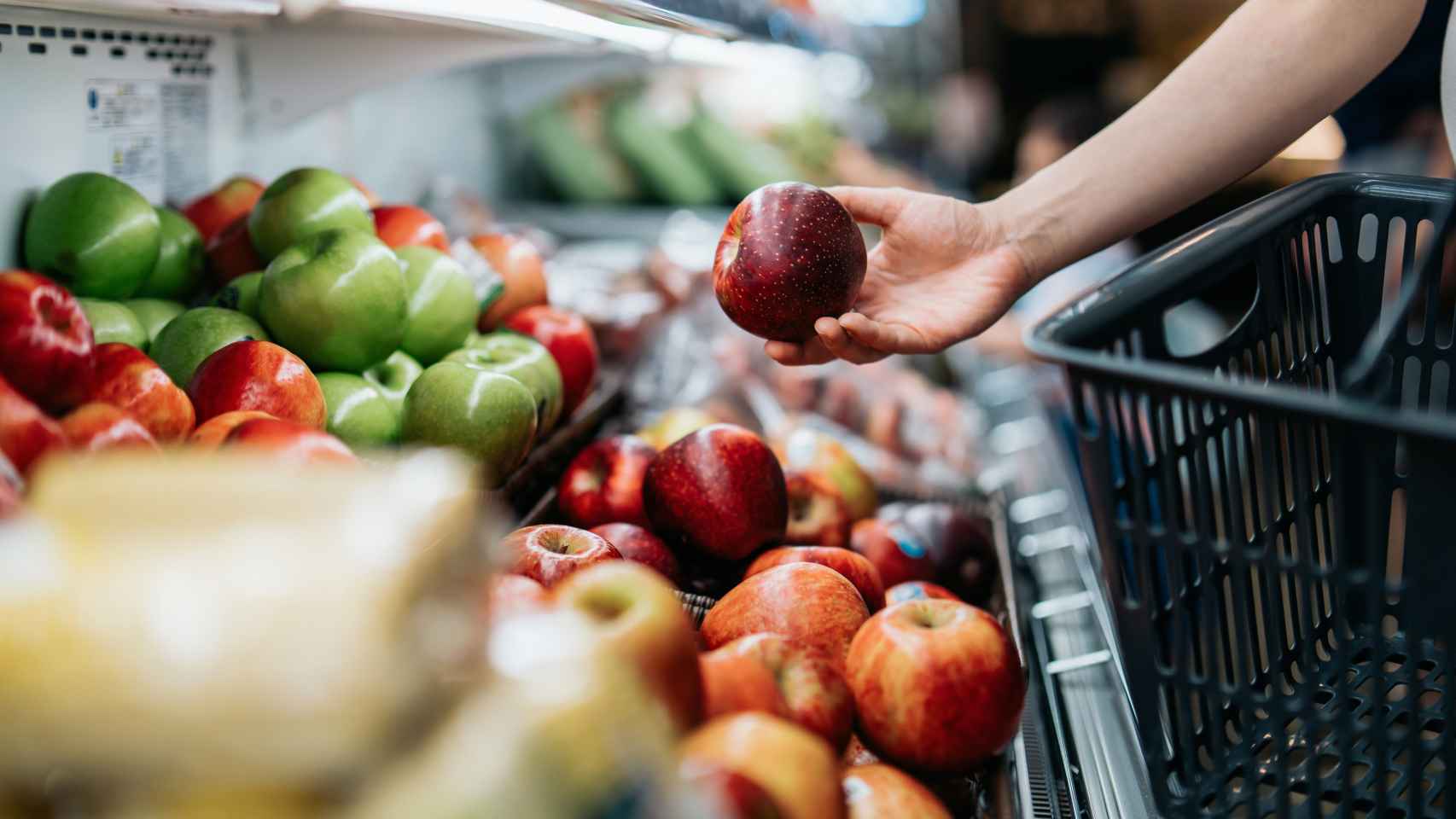 Manzanas en un supermercado / GI