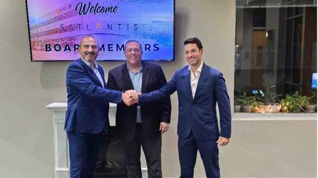 Juan Tomás Hernani, CEO del Grupo Satlantis; Scott McCurdy, CEO de Encino Environmental Services, y Aitor Moriñigo, CEO de Satlantis LLC.
