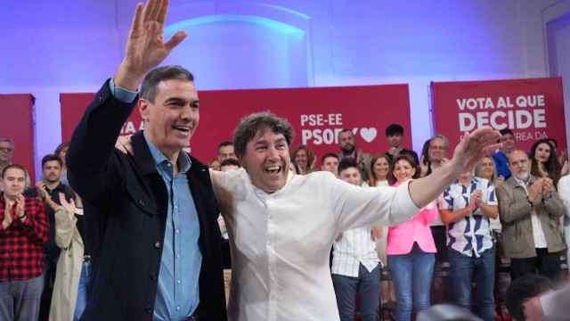 El secretario general del PSOE y presidente del Gobierno, Pedro Sánchez, y el secretario general de PSE-EE y candidato del partido a lehendakari, Eneko Andueza, en San Sebastián este sábado.