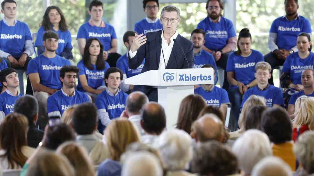 El presidente del PP, Alberto Núñez Feijóo (c), ha intervenido este domingo en Bilbao en un acto electoral del PP vasco junto al candidato a lehendakari, Javier de Andrés/ EFE/ Miguel Toña